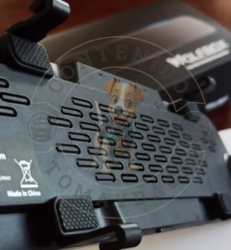 Imagen de la parte trasera de una dashcam Wolfbox modelo G840S, mostrando los detalles de ventilación, sujeción y especificaciones técnicas. En segundo plano se aprecia la caja original del producto. Marca de agua visible de Tomaydaca.