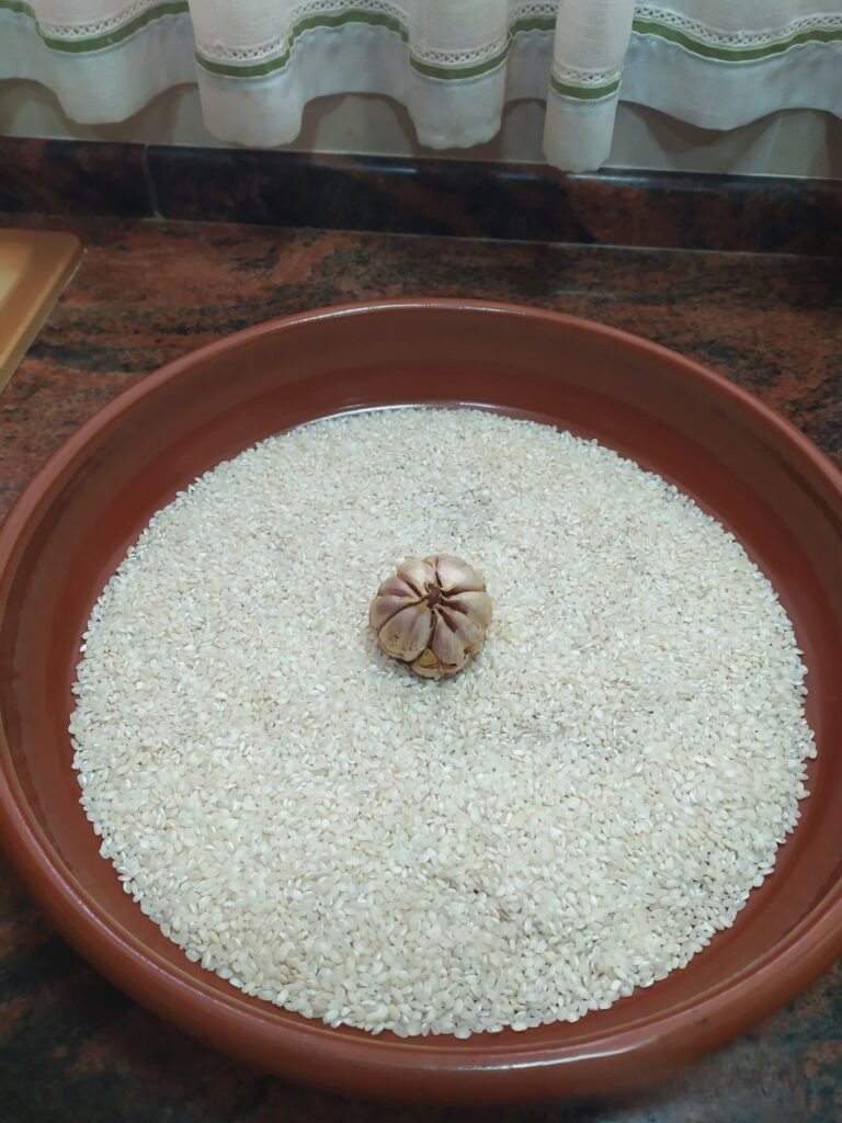 Cazuela con arroz y cabeza de ajos (arroz al horno)