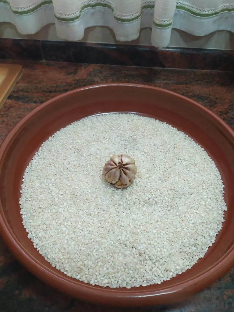 Cazuela con arroz y cabeza de ajos (arroz al horno)