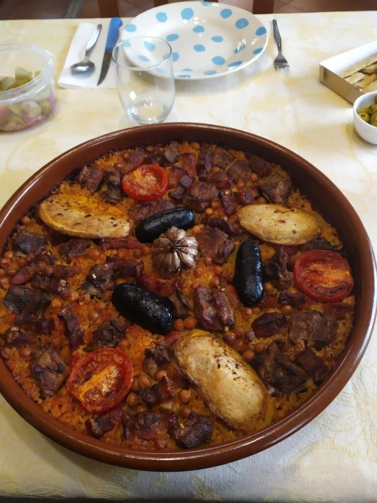 Arroz al horno tradicional valenciano en cazuela de barro