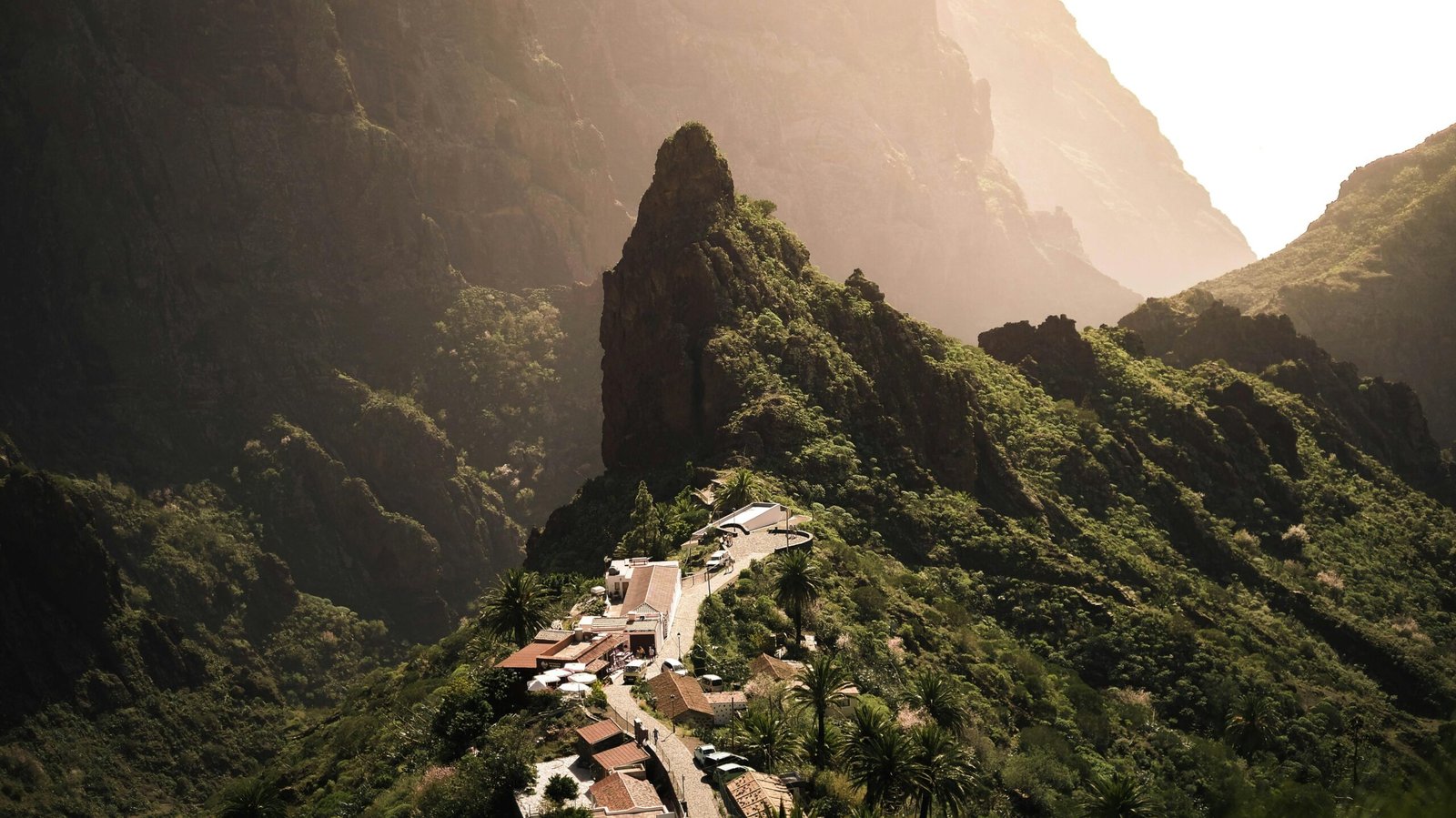 Vista panorámica del barranco de Masca, enclavado en las montañas del Parque Rural de Teno, con el barranco descendiendo hasta el océano.