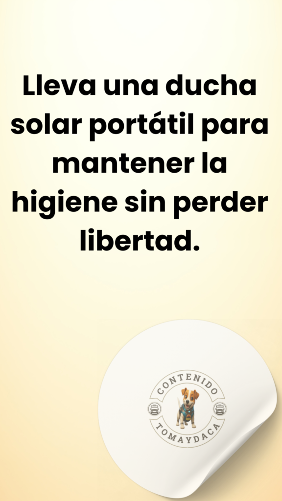 Tip camper 59: Ducha solar portátil. Imagen con fondo claro y texto que recomienda llevar una ducha solar para mantener la higiene en ruta. Aparece el logotipo de Tomaydaca con un perro en el centro inferior.