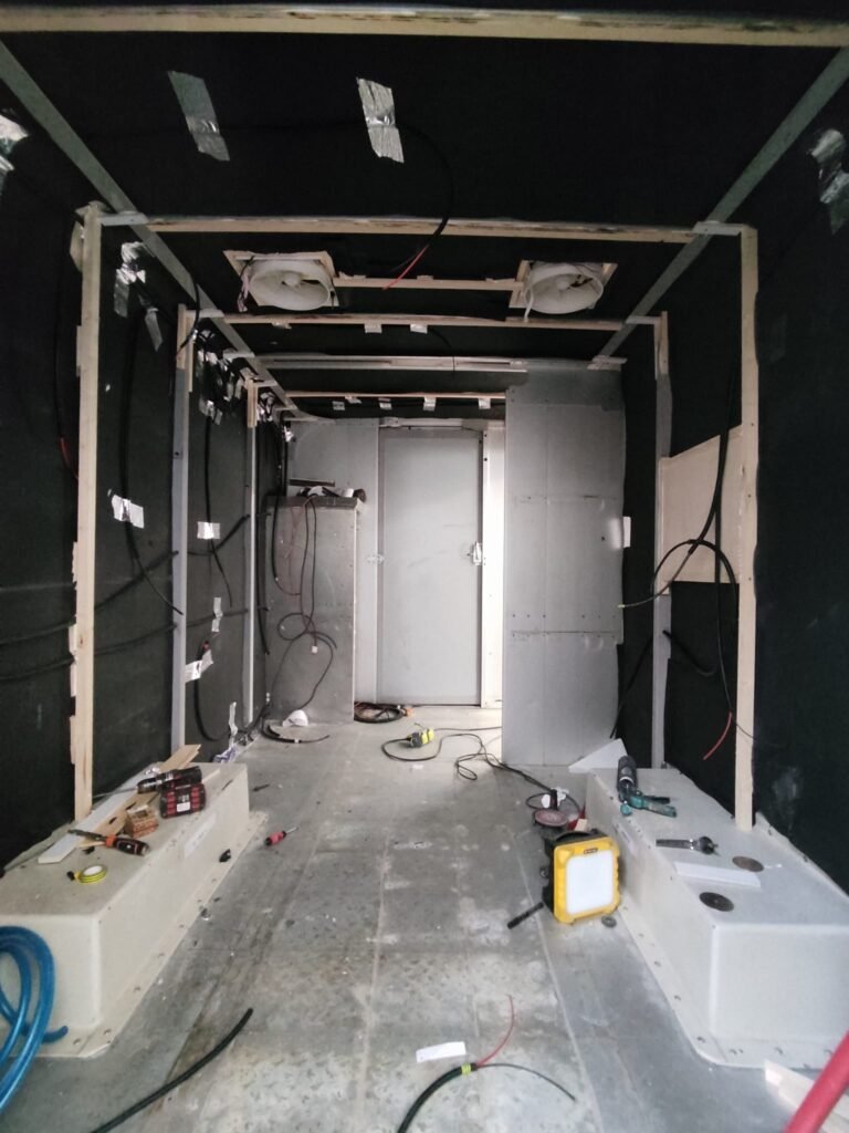 Imagen de interior de furgoneta camper en proceso de camperización con material kaiflex en techo y paredes