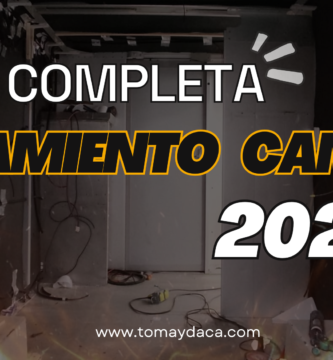 Imagen destacada de la guía completa de aislamiento para furgoneta camper en 2025, con fondo de una furgo en proceso de camperización y texto en grande 'AISLAMIENTO CAMPER 2025' en letras negras y amarillas