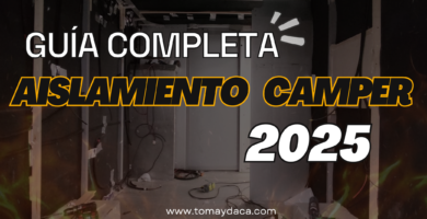 Imagen destacada de la guía completa de aislamiento para furgoneta camper en 2025, con fondo de una furgo en proceso de camperización y texto en grande 'AISLAMIENTO CAMPER 2025' en letras negras y amarillas