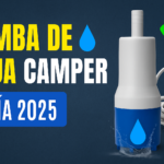 Miniatura estilo YouTube para guía de bomba de agua camper 2025, con fondo azul oscuro, bomba de agua sumergible blanca y azul con cable enrollado, gota de agua ilustrada y texto Bomba de Agua Camper Guía 2025 con check verde
