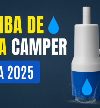 Miniatura estilo YouTube para guía de bomba de agua camper 2025, con fondo azul oscuro, bomba de agua sumergible blanca y azul con cable enrollado, gota de agua ilustrada y texto Bomba de Agua Camper Guía 2025 con check verde