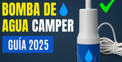 Miniatura estilo YouTube para guía de bomba de agua camper 2025, con fondo azul oscuro, bomba de agua sumergible blanca y azul con cable enrollado, gota de agua ilustrada y texto Bomba de Agua Camper Guía 2025 con check verde