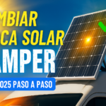 Miniatura estilo YouTube para guía de cambiar placa solar en furgoneta camper, con placa solar brillante sobre fondo azul con rayos de energía y texto Cambiar Placa Solar Camper Guía 2025 paso a paso