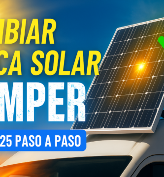 Miniatura estilo YouTube para guía de cambiar placa solar en furgoneta camper, con placa solar brillante sobre fondo azul con rayos de energía y texto Cambiar Placa Solar Camper Guía 2025 paso a paso