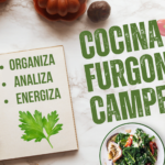 Imagen destacada del artículo sobre cocina en furgoneta camper con una mesa de cocina llena de ingredientes
