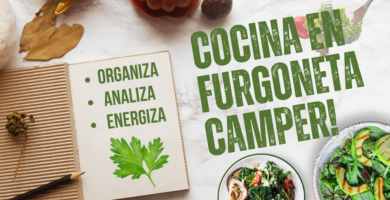Imagen destacada del artículo sobre cocina en furgoneta camper con una mesa de cocina llena de ingredientes