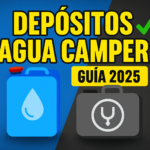 Miniatura estilo YouTube para guía de mantenimiento de depósitos de agua camper 2025, con fondo dividido azul y gris, bidón azul con gota de agua para agua limpia y depósito gris para aguas grises, acompañado de texto Depósitos Agua Camper Guía 2025 y check verde
