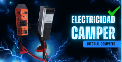 Imagen destacada del artículo sobre instalación eléctrica en furgoneta camper, con inversor, regulador solar MPPT y cables visibles sobre fondo oscuro con rayos azules y texto electricidad camper tutorial completo