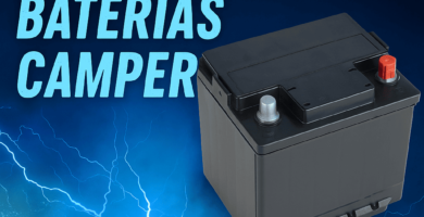 Miniatura estilo YouTube para guía de mantenimiento de baterías camper 2025, con batería auxiliar ilustrada, rayos eléctricos azules de fondo y texto Mantenimiento Baterías Camper Guía 2025