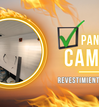 Imagen destacada del artículo sobre panelado camper, mostrando el revestimiento interior de una furgoneta con paneles de madera y texto en grande 'Panelado Camper, Revestimiento Interior