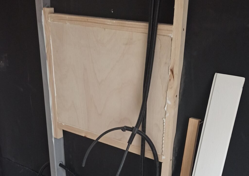 Ejemplo de refuerzo en el panelado y revestimiento de furgoneta camper para posterior instalación de un soporte de monitor.