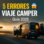 Miniatura estilo YouTube para artículo “5 errores viaje camper 2025”, mostrando una furgoneta camper detenida en carretera al amanecer, con tonos cálidos y tipografía grande en blanco y amarillo centrada sobre el cielo dorado, evocando los errores comunes al planificar un viaje en camper.
