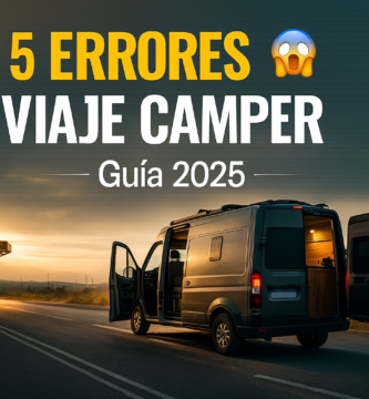 Miniatura estilo YouTube para artículo “5 errores viaje camper 2025”, mostrando una furgoneta camper detenida en carretera al amanecer, con tonos cálidos y tipografía grande en blanco y amarillo centrada sobre el cielo dorado, evocando los errores comunes al planificar un viaje en camper.