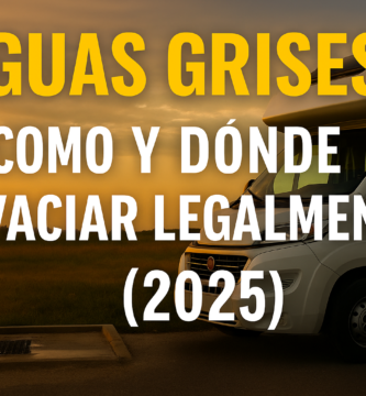 Miniatura estilo YouTube para el artículo “Dónde y cómo vaciar aguas grises en una furgoneta camper (2025)”. Muestra una furgoneta camper blanca estacionada junto a un punto de vaciado de aguas grises al atardecer, con el texto centrado “AGUAS GRISES Cómo y Dónde Vaciar Legalmente (2025)” sobre fondo cálido, simulando un cartel informativo moderno y legible.