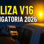 Miniatura estilo YouTube sobre la baliza V16 obligatoria en 2026 para furgonetas camper y autocaravanas, con luz amarilla encendida sobre el techo de un vehículo y texto Baliza V16 Obligatoria 2026
