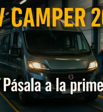 Miniatura estilo YouTube para el artículo “ITV Furgoneta Camper 2025”, mostrando una furgoneta camper blanca dentro de una estación ITV moderna con luces frías, texto grande centrado que dice “ITV CAMPER 2025 – Pásala a la primera”, y un inspector al fondo revisando el vehículo, con estética realista y cinematográfica.