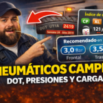 Miniatura estilo YouTube: mecánico barbudo con gorra y palillo señalando el código DOT de un neumático, con paneles de presiones en frío e índice de carga, y una camper de fondo.