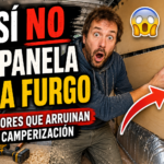 Miniatura estilo YouTube mostrando a un camperista sorprendido durante el panelado de una furgoneta camper, señalando errores comunes de instalación de paneles de madera y explicando cómo panelar una camper paso a paso.