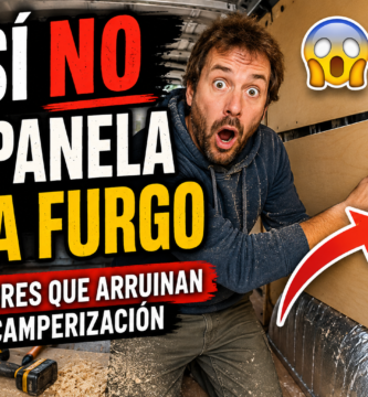 Miniatura estilo YouTube mostrando a un camperista sorprendido durante el panelado de una furgoneta camper, señalando errores comunes de instalación de paneles de madera y explicando cómo panelar una camper paso a paso.